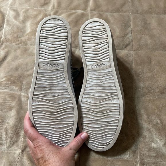 Vionic Hi-top sneakers. - Picture 2 of 3